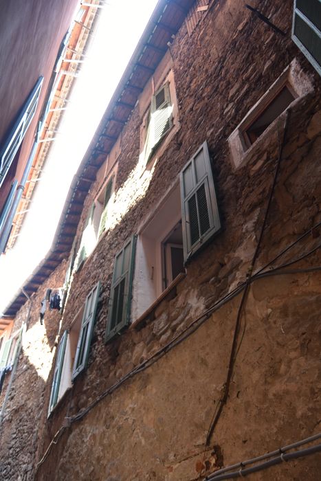 immeuble bordant la place à l’Est, façade ouest sur la rue du Collet, vue partielle