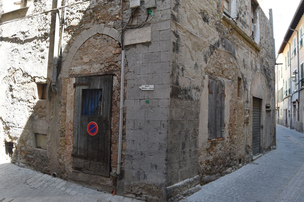 façades sur rues, vue partielle