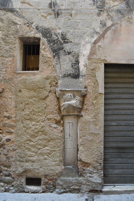 façade sur rue, détail de la colonne et de son chapiteau