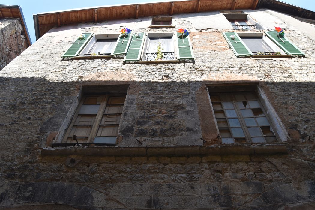 façade sur rue, vue partielle