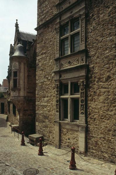 Oriel en encorbellement et façade d'une maison