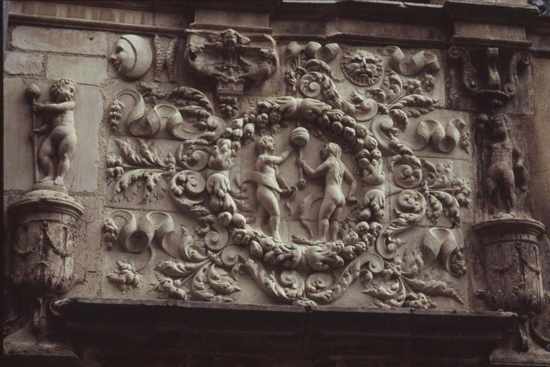 Porte sur rue : bas-relief