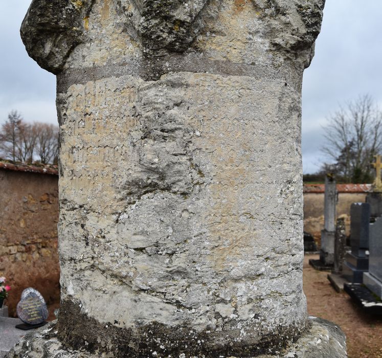 Détail des inscriptions du socle