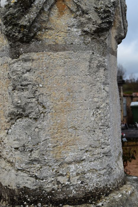 détail des inscriptions du socle