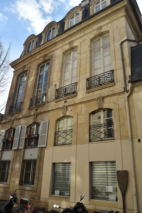 façade sur rue, vue partielle