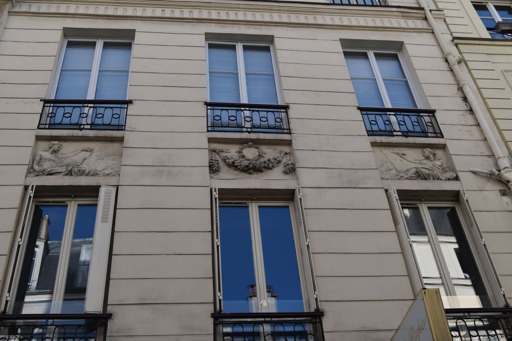 façade sur rue, vue partielle