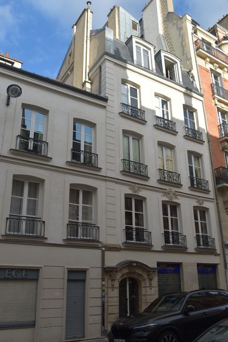 façade sur rue, vue partielle