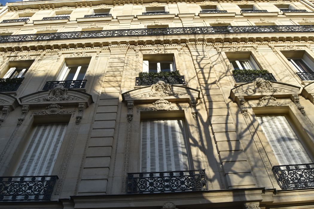 façade sur rue, vue partielle