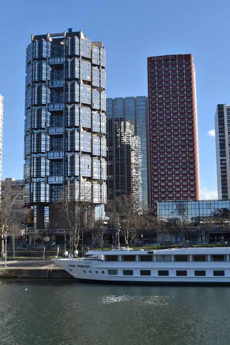 vue générale de la tour dans son environnement depuis l’Île aux Cygnes