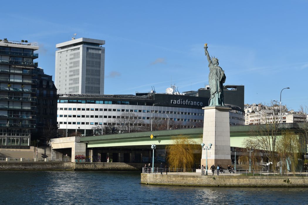 vue partielle de l’édifice dans son environnement depuis le quai André Citroën