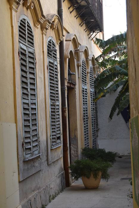 façade ouest sur cour, vue partielle