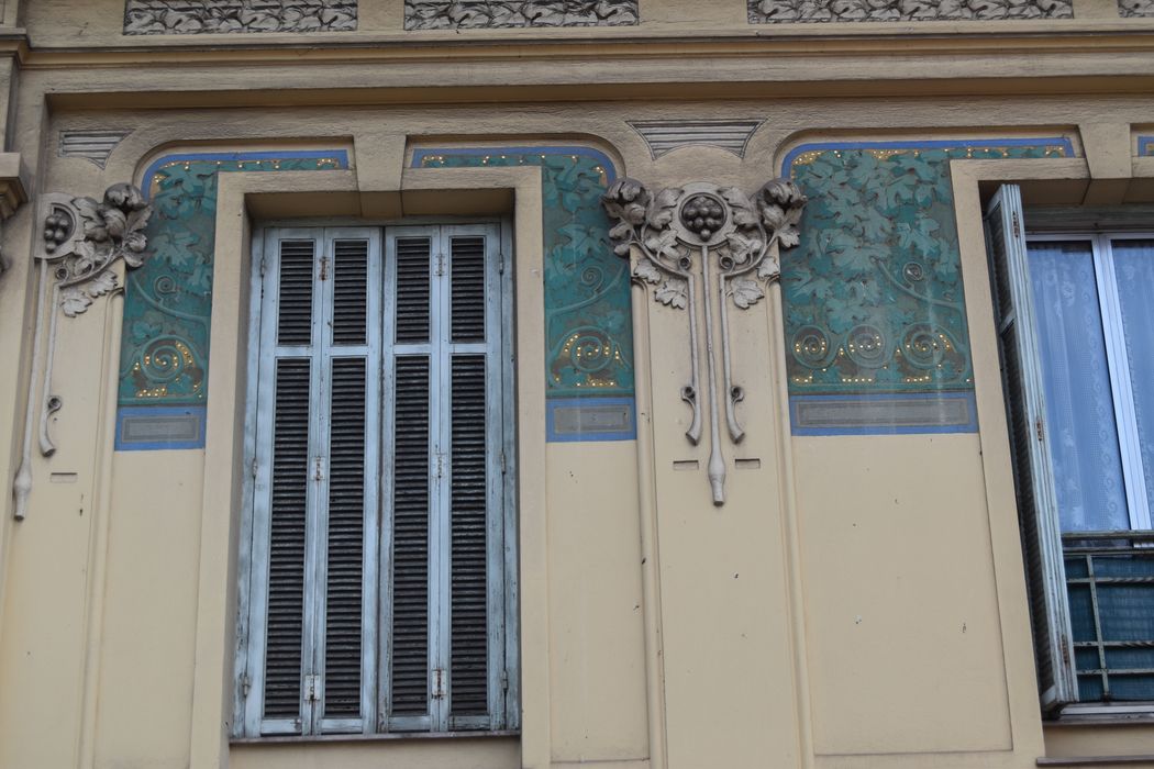 façade sur rue, détail décorative