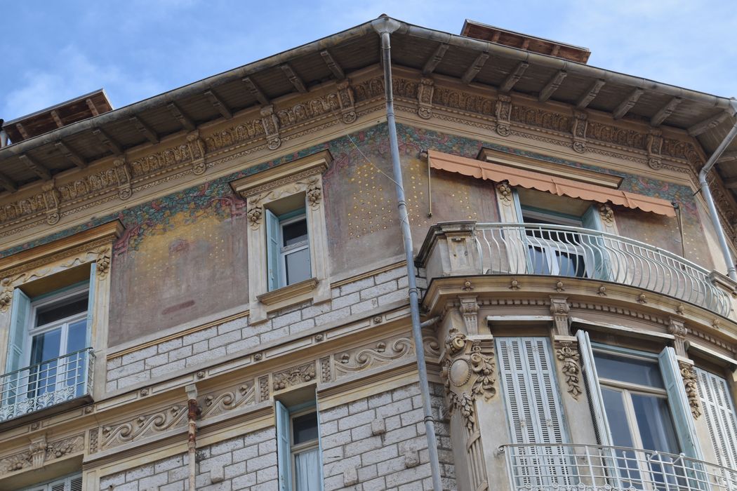 façades sur rues, vue partielle des peintures décoratives