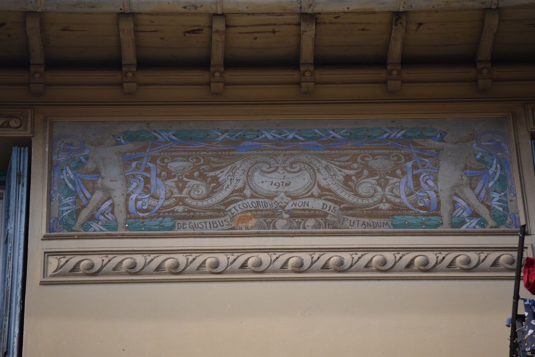 façade est, détail des peintures décoratives