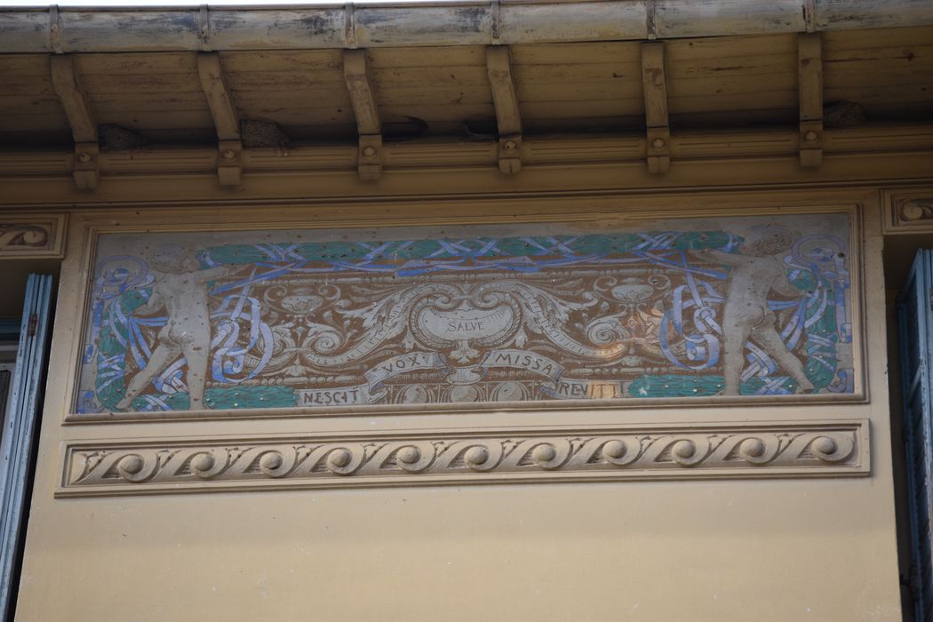 façade est, détail des peintures décoratives