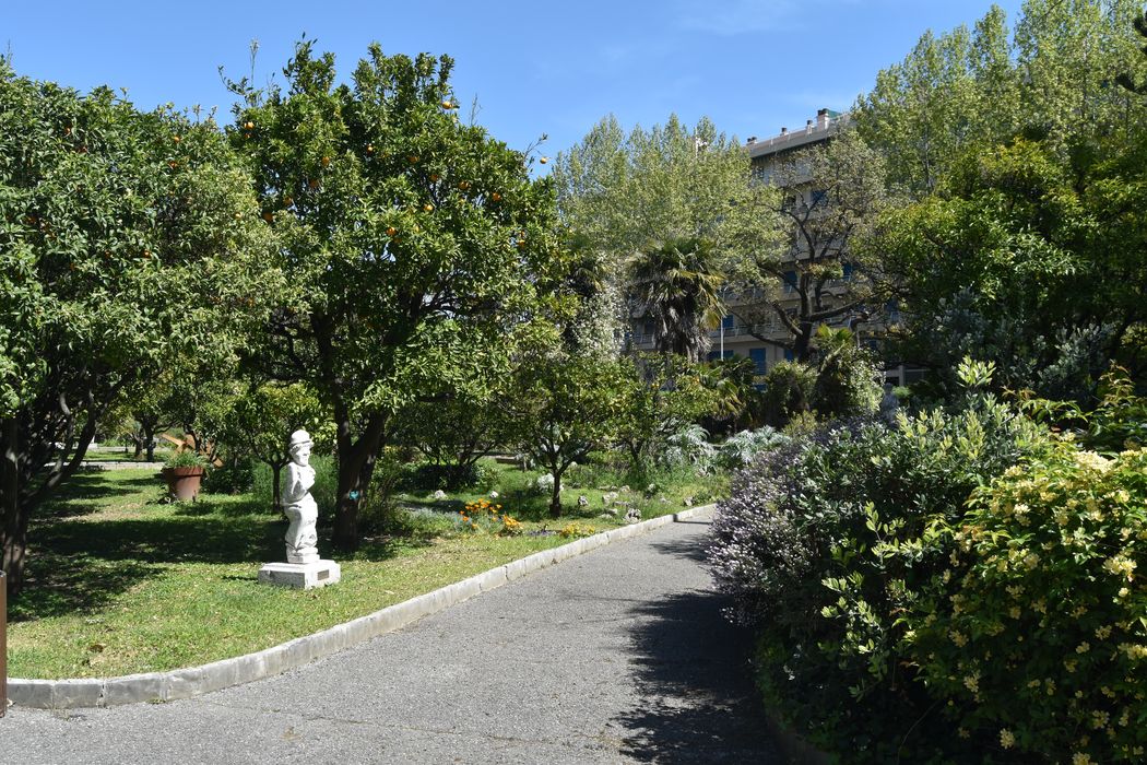 vue partielle du jardin