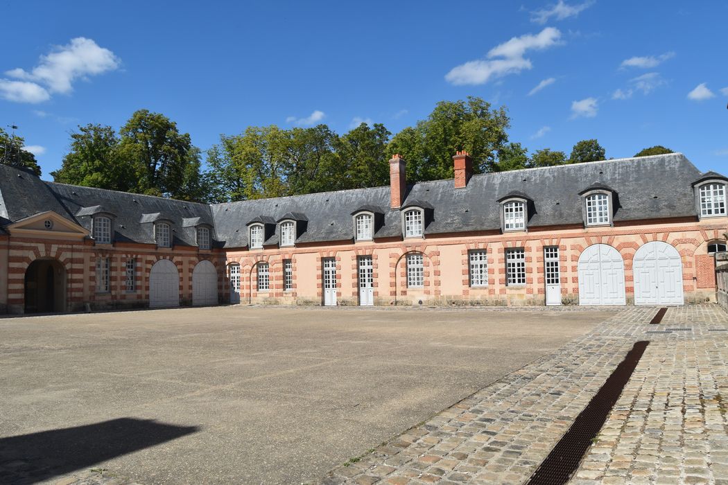 cour des communs, aile nord-est, façade sud-ouest