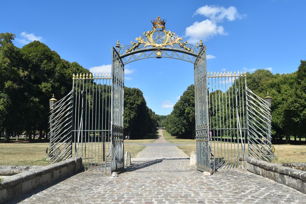 grille d’accès est à la cour d’honneur