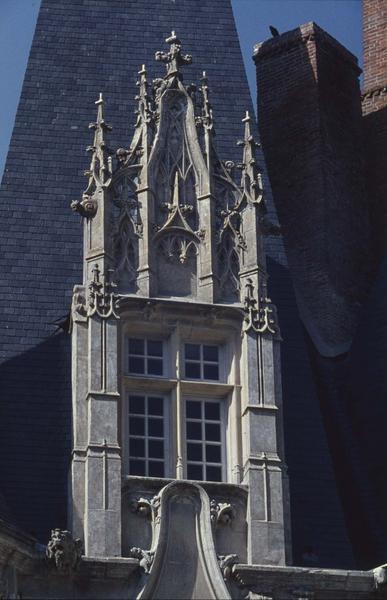 Lucarne à fronton sculpté