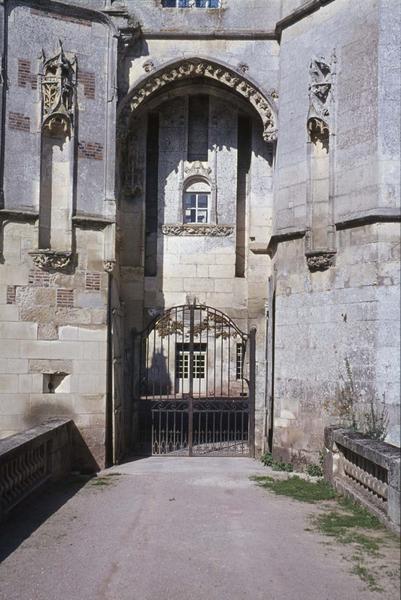 Porche d'entrée et pont