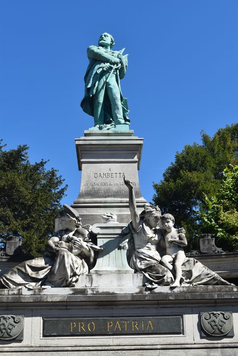 Monument sur rue à la mémoire de Gambetta