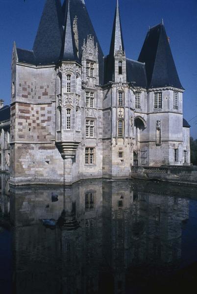 Façade d'entrée sur douves