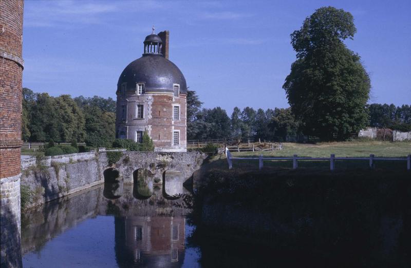 Tour Saint-Pierre sur douves