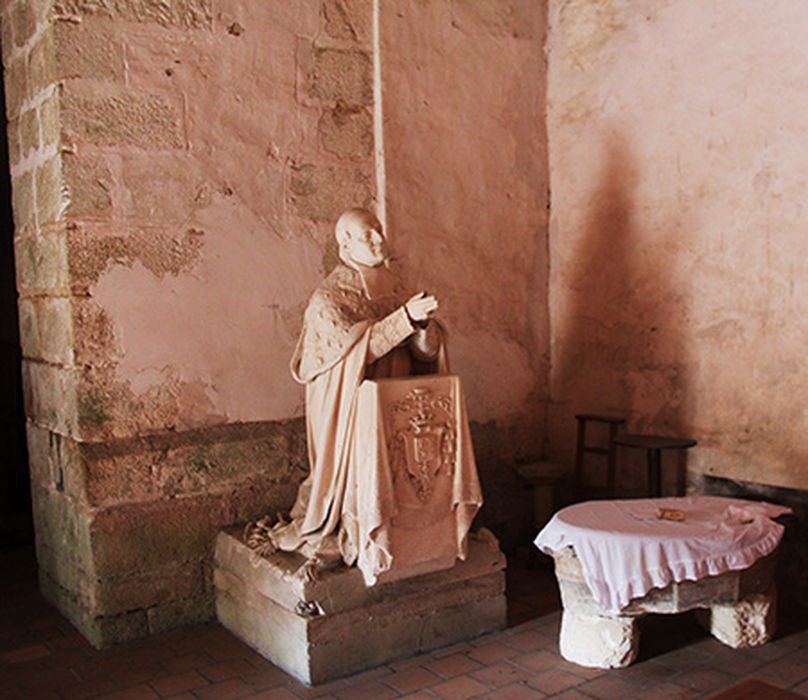 statue : Prélat agenouillé