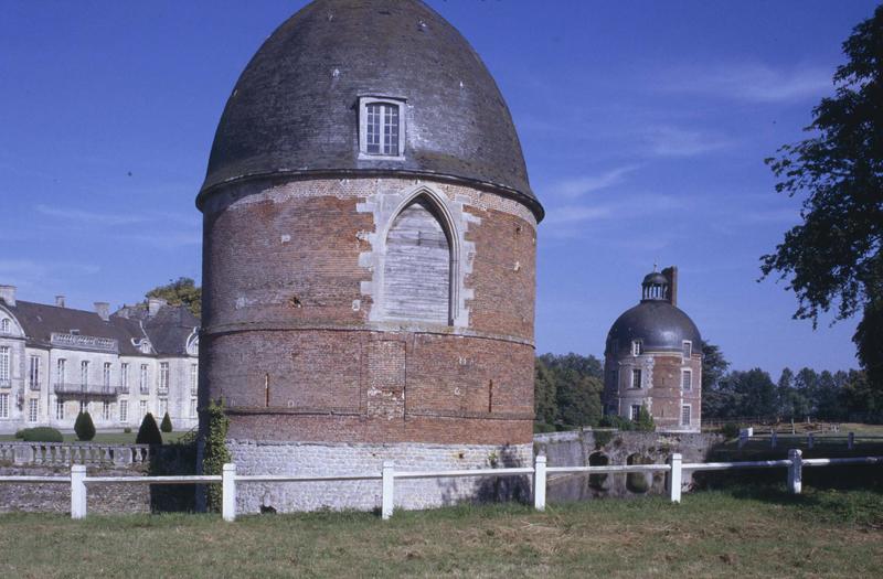 Façade sur parc, tours Saint-Jean et Saint-Pierre au premier plan