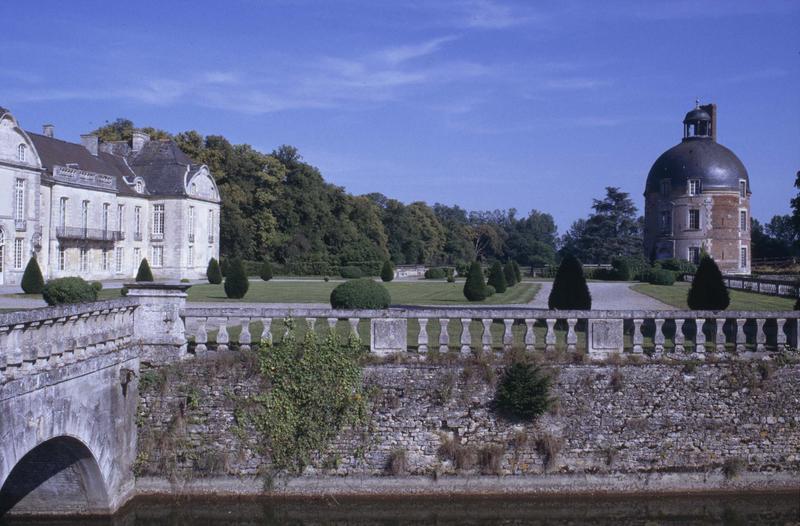 Façade sur parc, tour Saint-Pierre et balustrade au premier plan