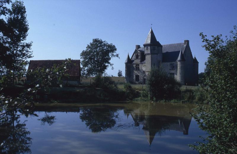 Ensemble sur parc, plan d'eau au premier plan