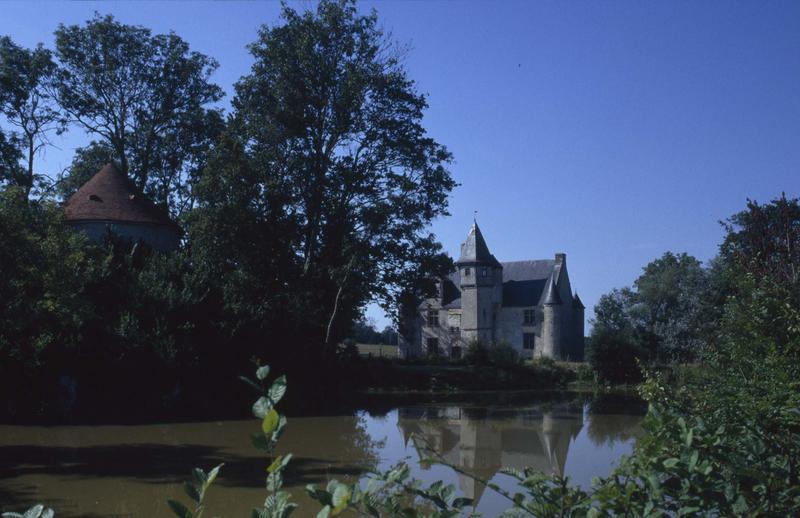 Ensemble sur parc, plan d'eau au premier plan