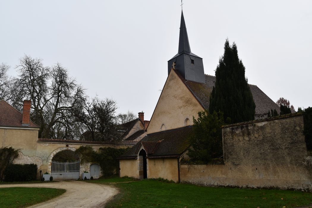 Vue partielle de l’église dans son environnement depuis Sud-Ouest