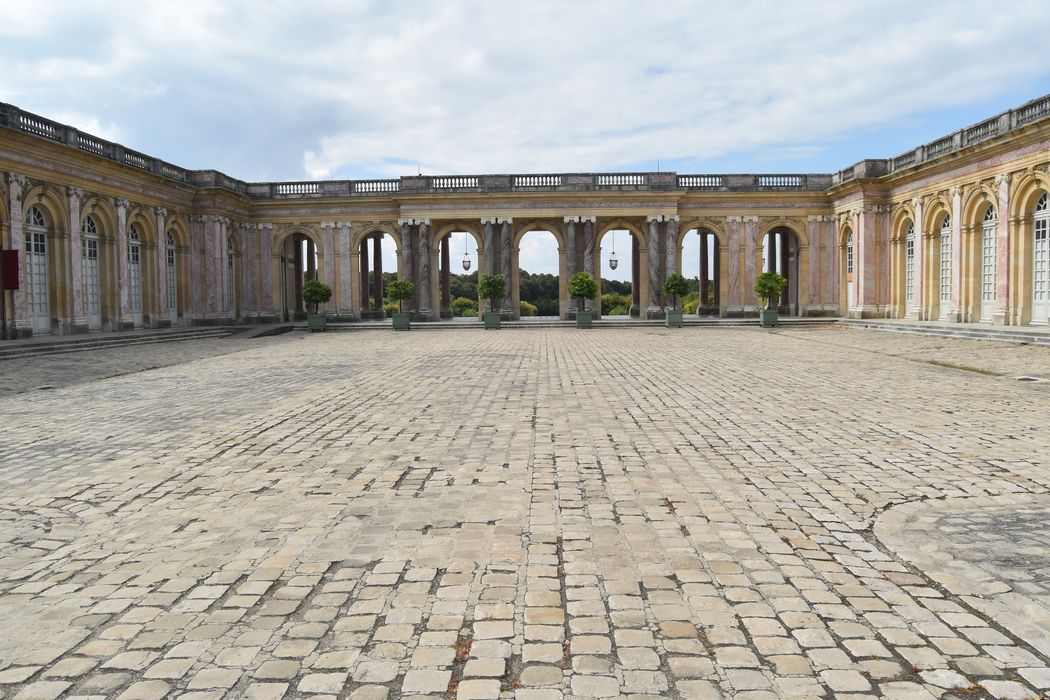 Grand Trianon, façade sur la cour d’honneur, vue partielle