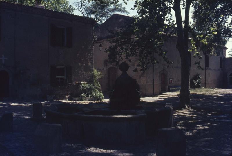 Façade sur une place, fontaine