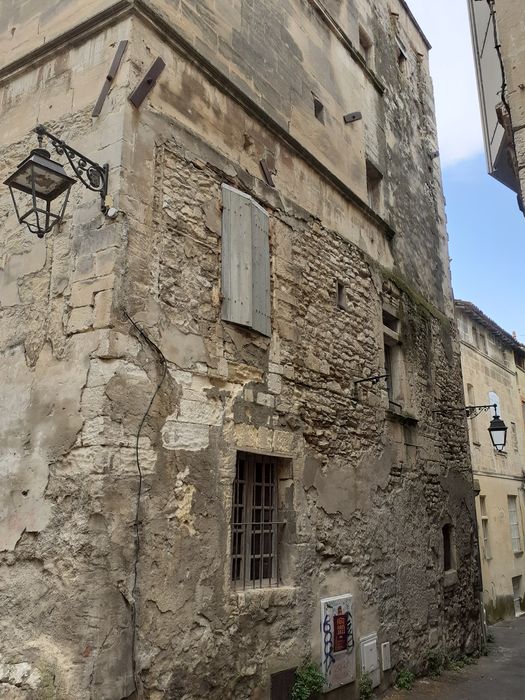 façade sur rue, vue partielle