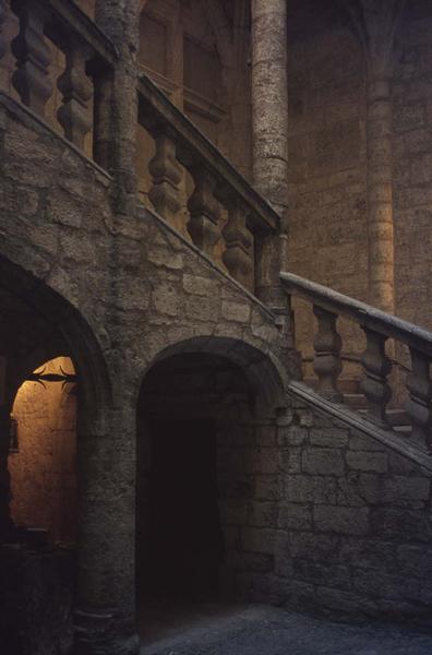 Intérieur : rambarde d'escalier et arcade