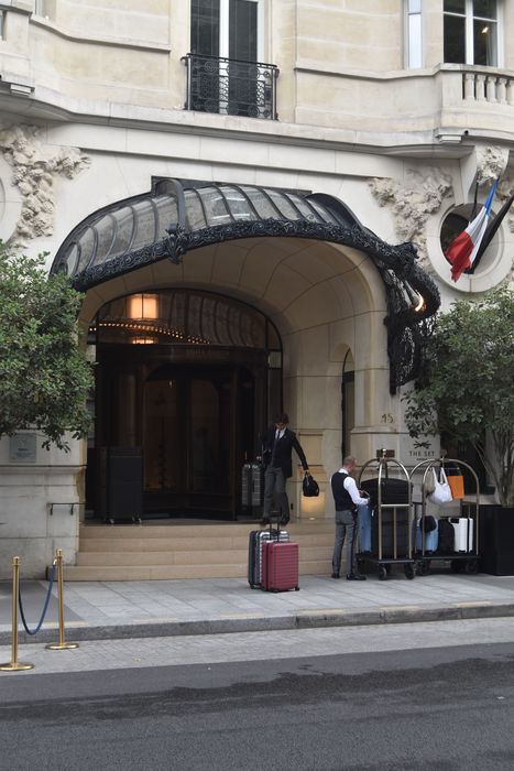 porche d'accès sur la boulevard Raspail