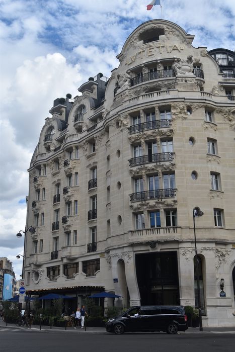 façade sur le boulevard Raspail et la rue de Sèvres