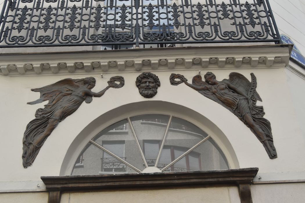 angle des façades de la rue du Bac et de la rue de Varenne, détail de l'ancienne devanture