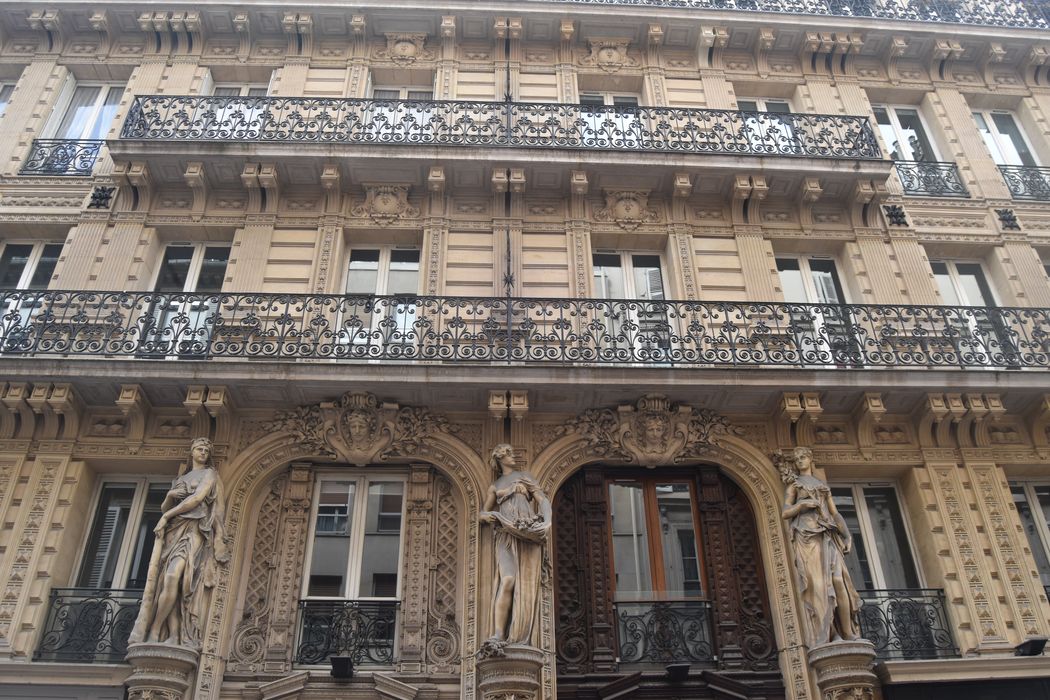 façade sur rue, vue partielle