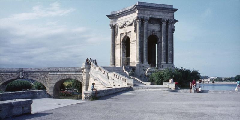 Le château d'eau près du pont