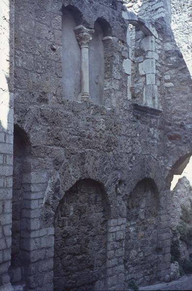 Façade sur rue : portes et fenêtre murées