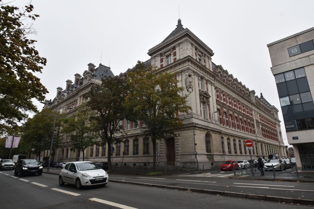 angle des façades nord et ouest sur le boulevard Louis XIV et la rue Bichat