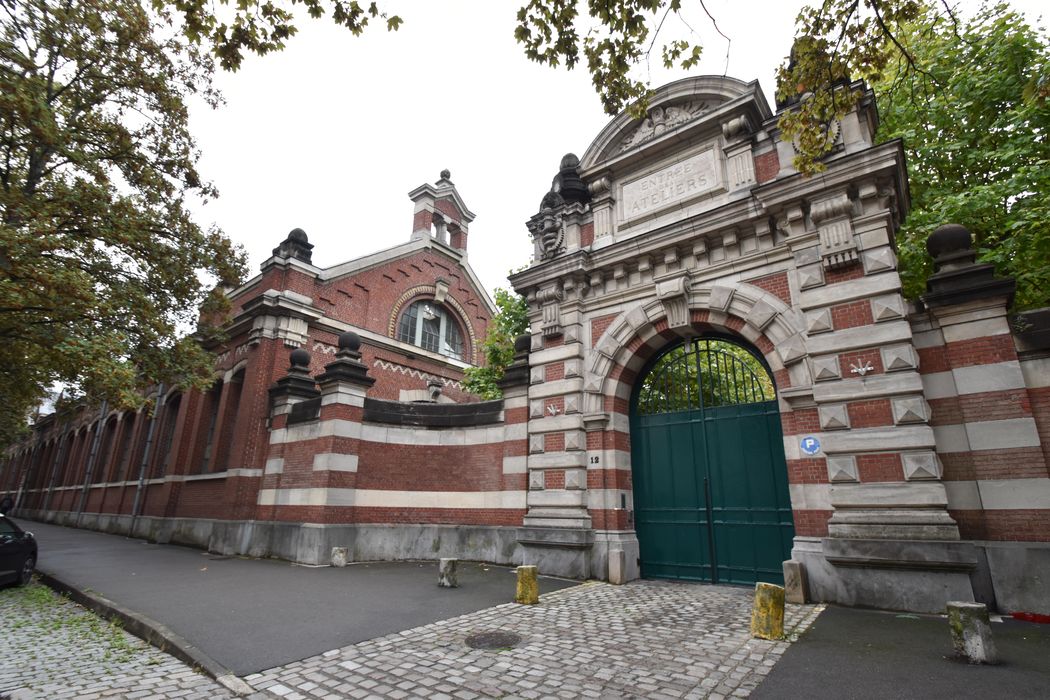 portail monumental d’accès sur le boulevard Louis XIV