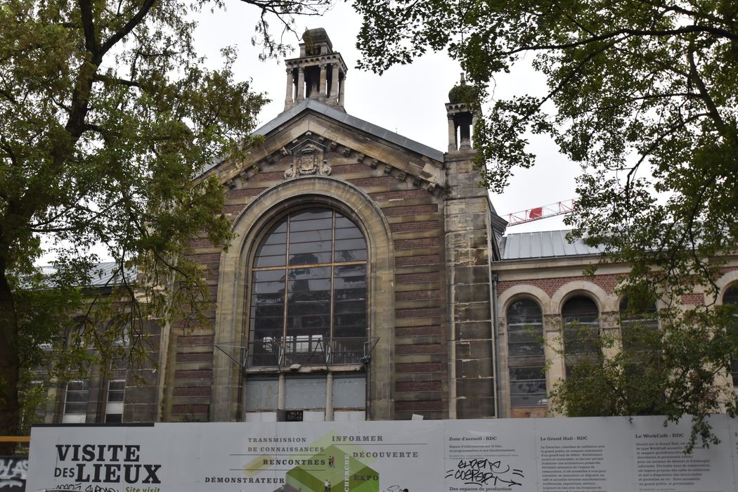 façade nord-est sur la rue du square Rameau, vue partielle