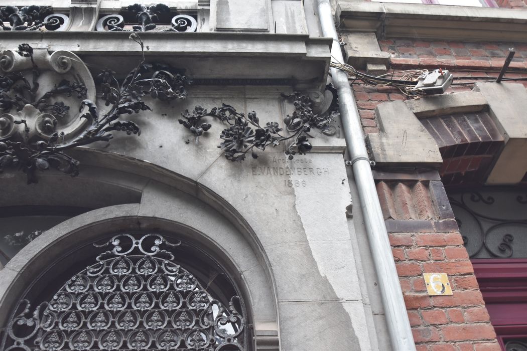 façade sur rue, détail de la signature de l’architecte