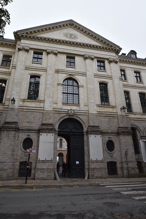 avant-corps central, élévation ouest sur l’avenue du Peuple Belge