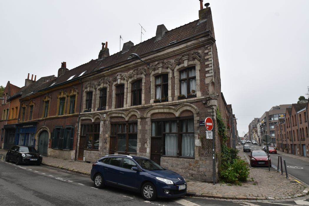 façades sur l’avenue du Peuple Belge