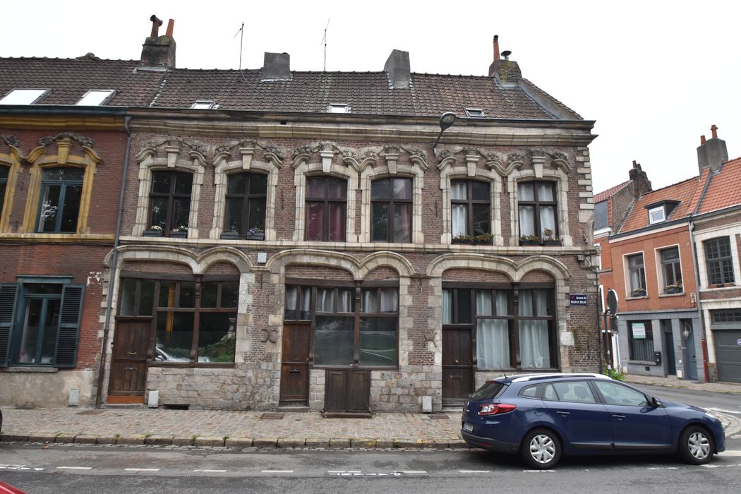 façades sur l’avenue du Peuple Belge